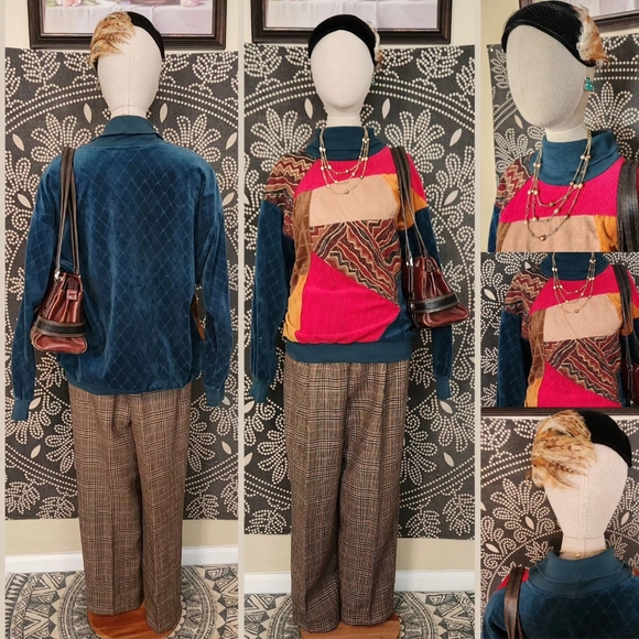 🦚 Vintage Teal Polka Dot Earrings 🎁 - Picture 3 of 6